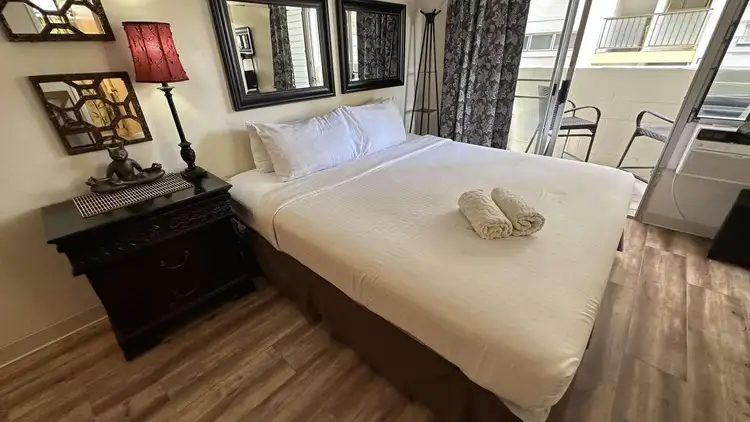 ALOHA-WAIKIKI 2 Blocks to BEACH with a KING BED! 49 Preview 0