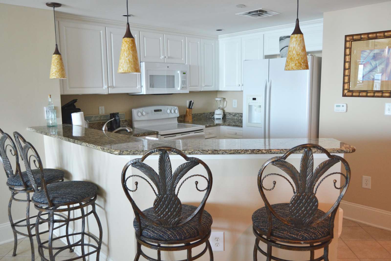 Full equipped kitchen with breakfast bar with granite tops