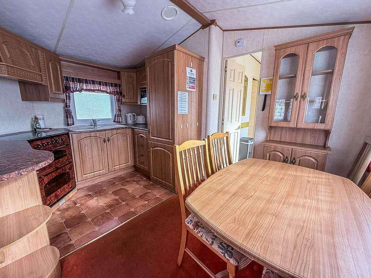 13007L⛱️ – Lee’s Caravan, 2 bed, 6 berth caravan with decking to the side. Emerald rated. Preview 5