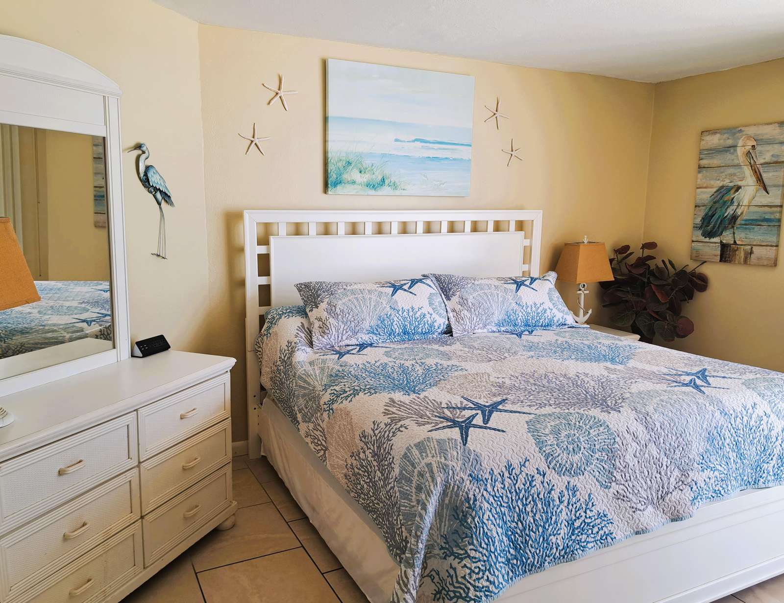 Master bedroom (king bed)