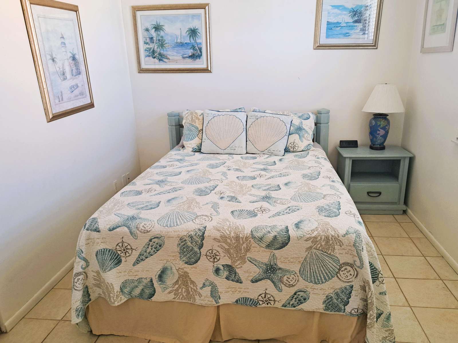 Queen bed in guest bedroom.