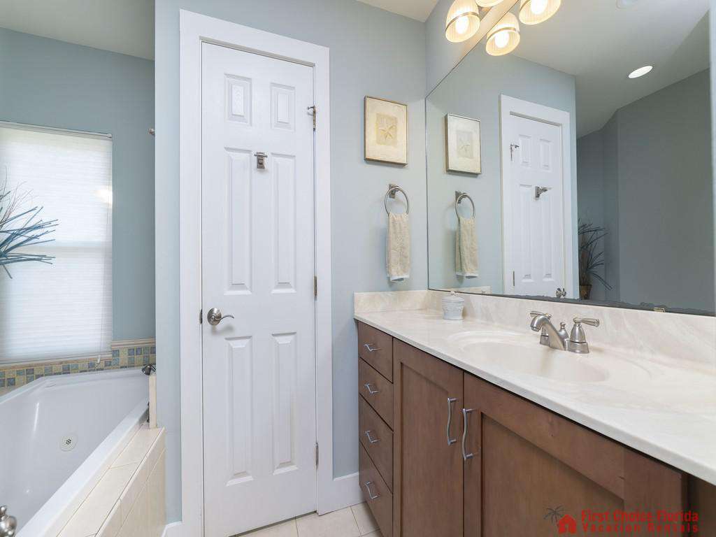 A Peace of Paradise Master Bath with Tub