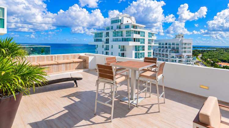Beautifully Updated Modern Beachfront 4BR/3.5bth Preview 0