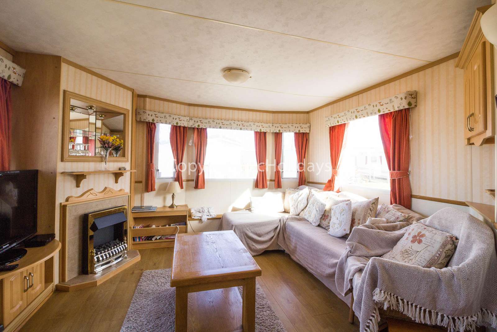 Spacious living area, ideal for families!