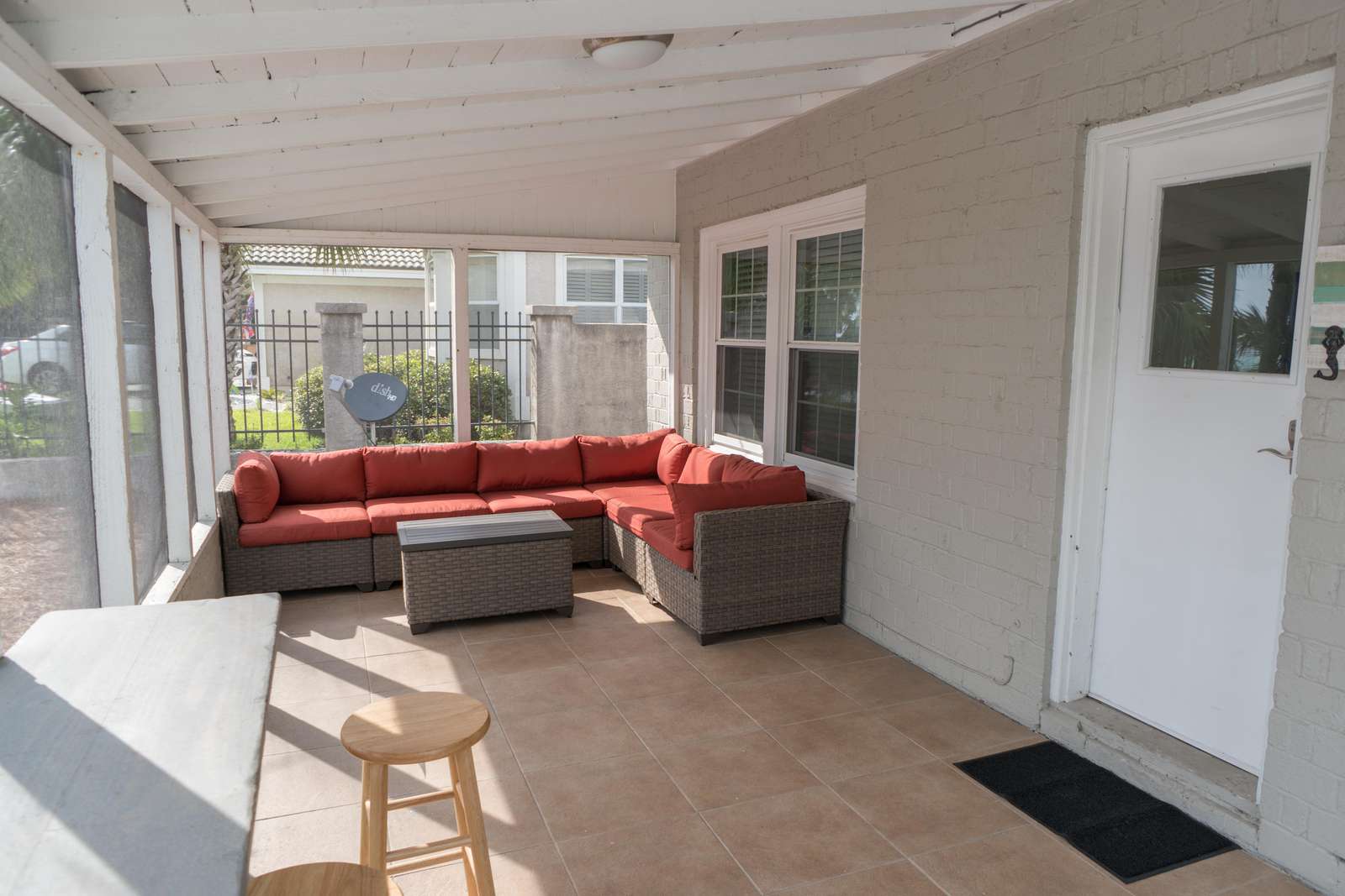 Sunroom/ Outdoor sitting area