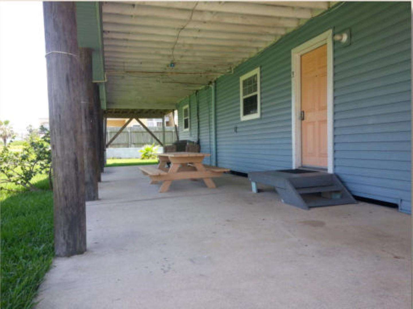 Coverd porch with picnic area Gulf side