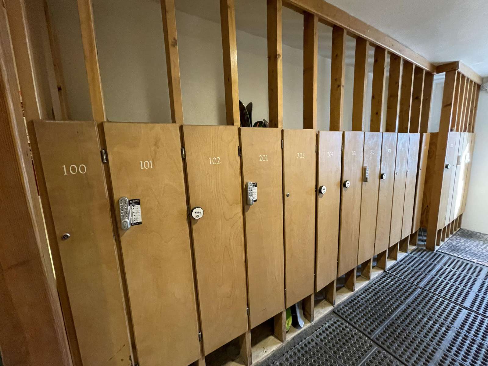 Ski lockers on ground floor