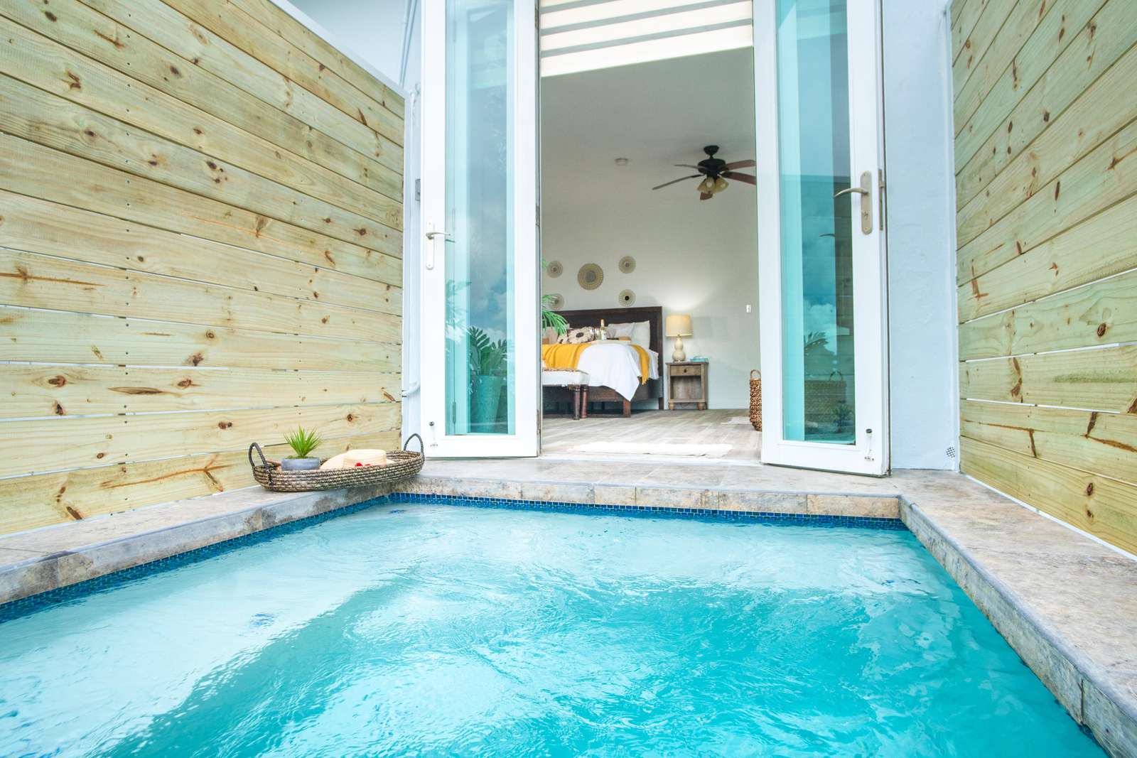 Suite 3 w/pool and tub at Tropical Suites at 413 - property