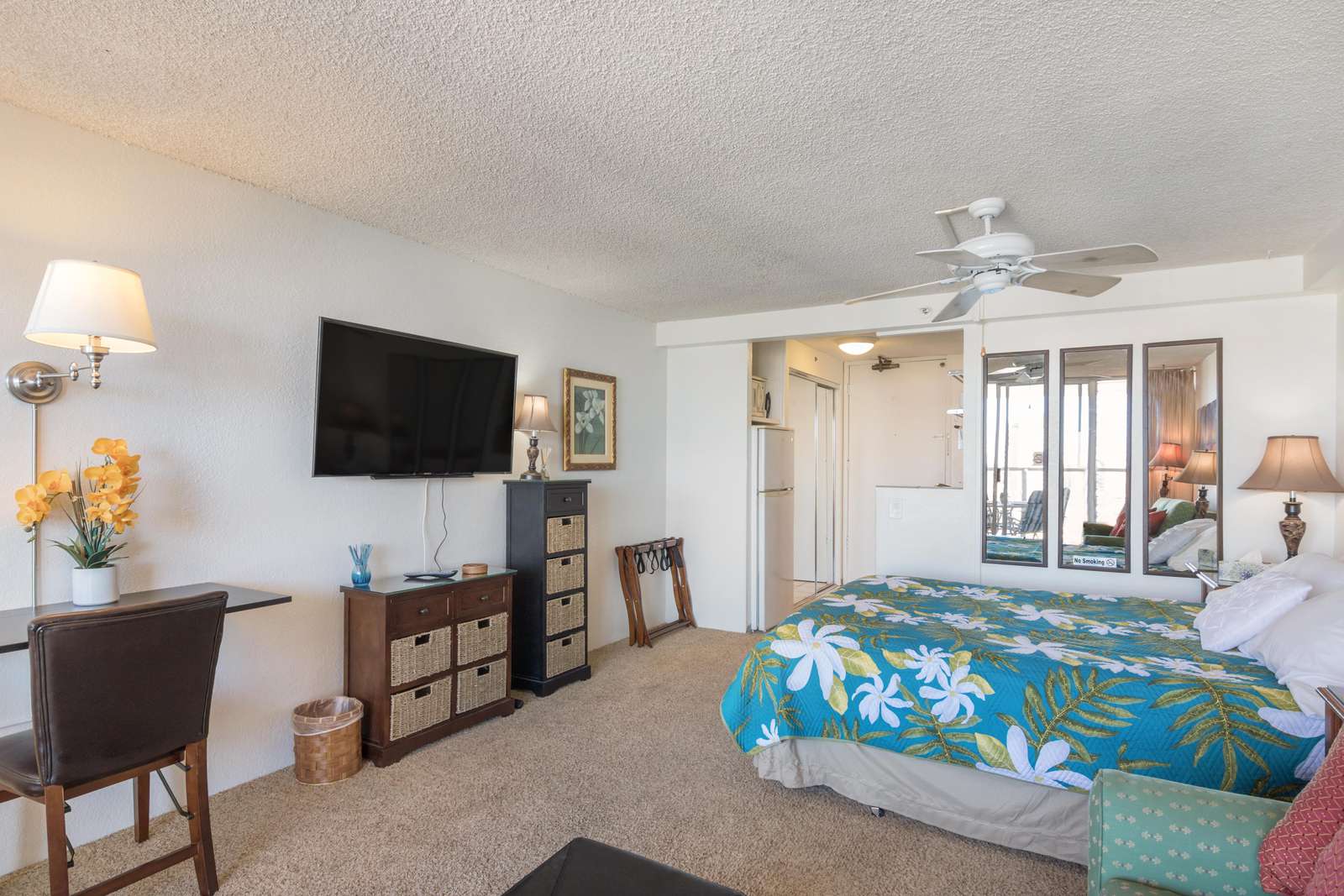 Studio W/Large Flat Screen TV & Work Space