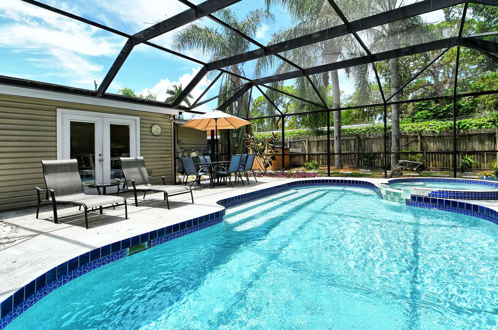 Comfy 3bed/2bath with pool close to Downtown Preview 0