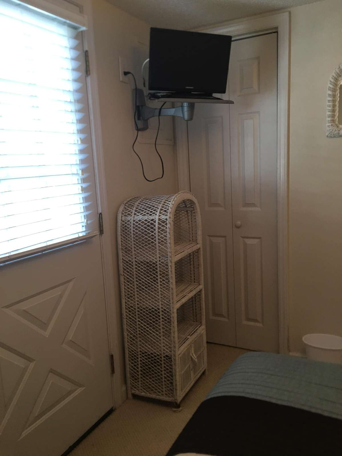 Full bdrm flat screen tv.