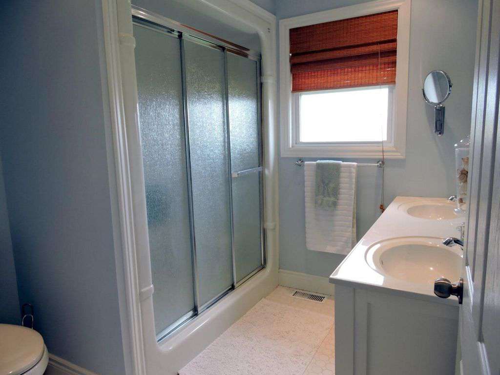 Main Bathroom 2