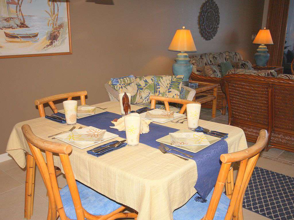 Dining area seats 4 with additional table & chairs on the lanai for 6.