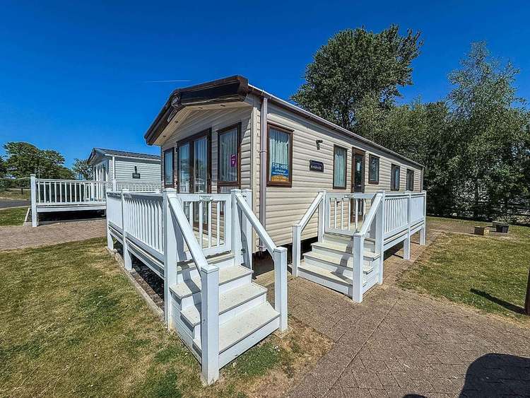 30011H⛱️ – Hickling area, 2 bed, 4 berth caravan with decking. Diamond rated. Preview 0