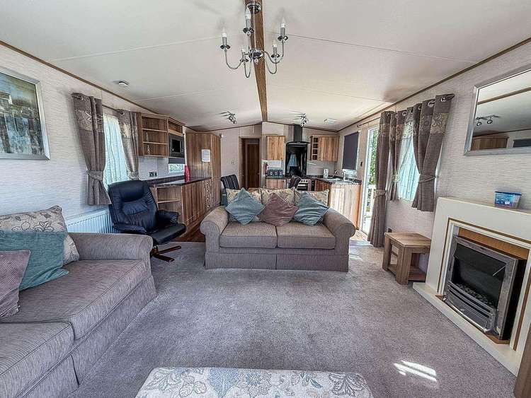 30011H⛱️ – Hickling area, 2 bed, 4 berth caravan with decking. Diamond rated. Preview 4