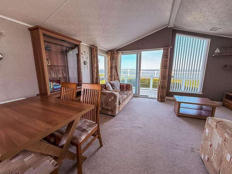 80055S⛱️ – Shorefield area, 3 bed, 8 berth lodge with full sea views. Platinum-Deluxe rated. Preview 4