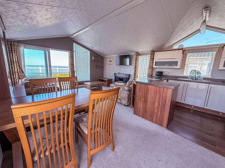 80055S⛱️ – Shorefield area, 3 bed, 8 berth lodge with full sea views. Platinum-Deluxe rated. Preview 2