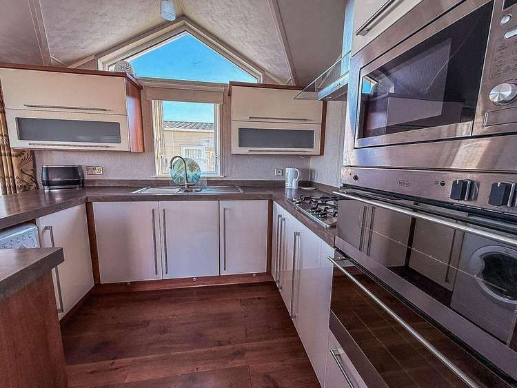 80055S⛱️ – Shorefield area, 3 bed, 8 berth lodge with full sea views. Platinum-Deluxe rated. Preview 3
