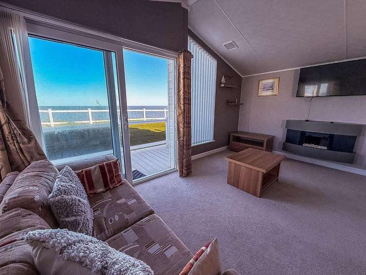80055S⛱️ – Shorefield area, 3 bed, 8 berth lodge with full sea views. Platinum-Deluxe rated. Preview 5