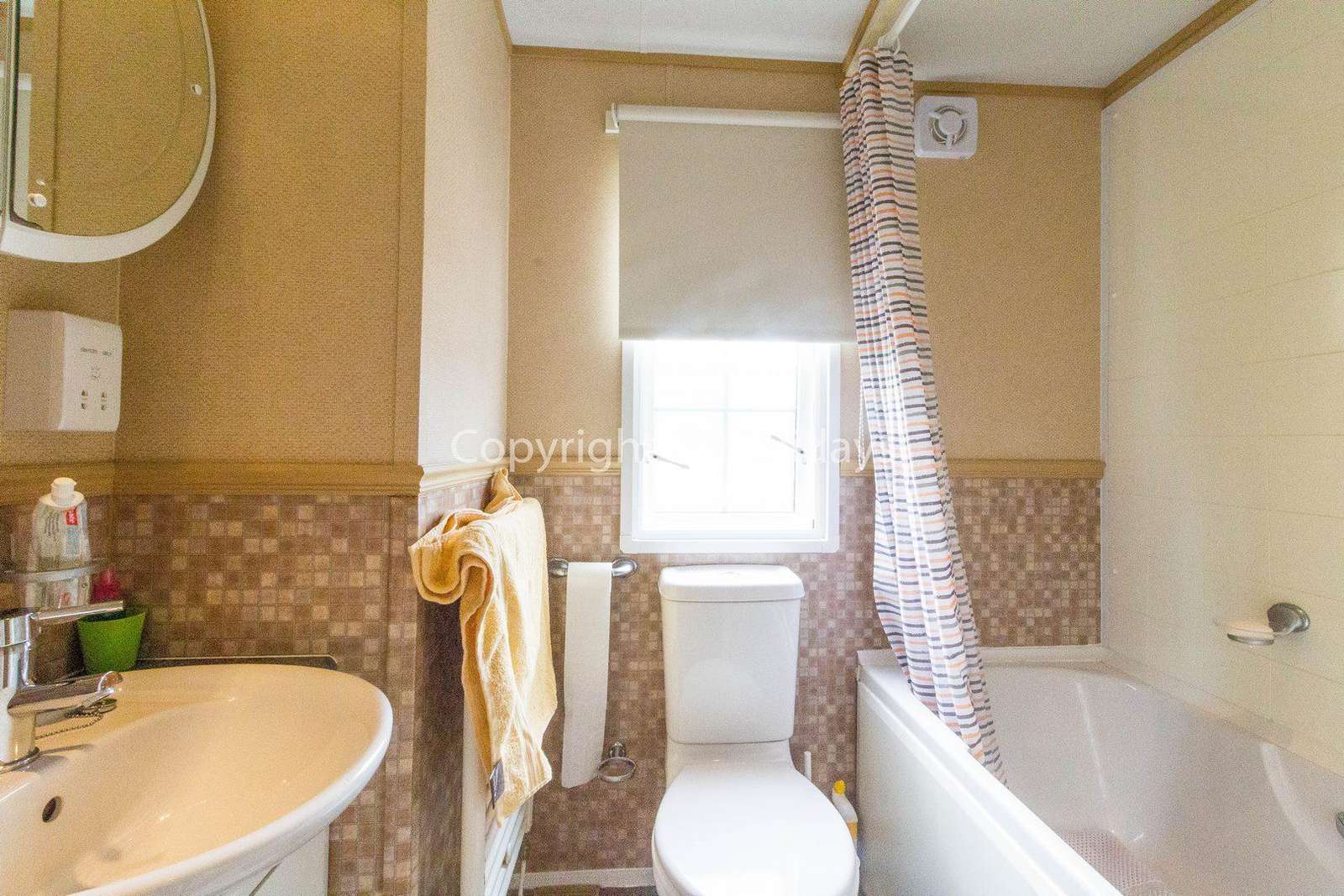 Full size bath in this caravan for hire at Breydon water holiday park.