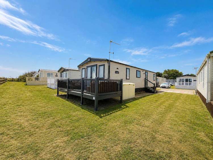 20285BS⛱️ – Broadland, 2 bed, 6 berth caravan with full sea view and decking. Platinum-Deluxe rated. Preview 0