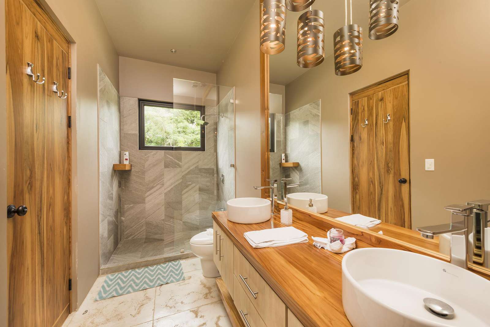 Master bathroom, dual vanity, walk in shower