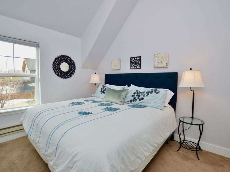 Carriage House Cutie (KING BED) Steps from Lake & Park Preview 0