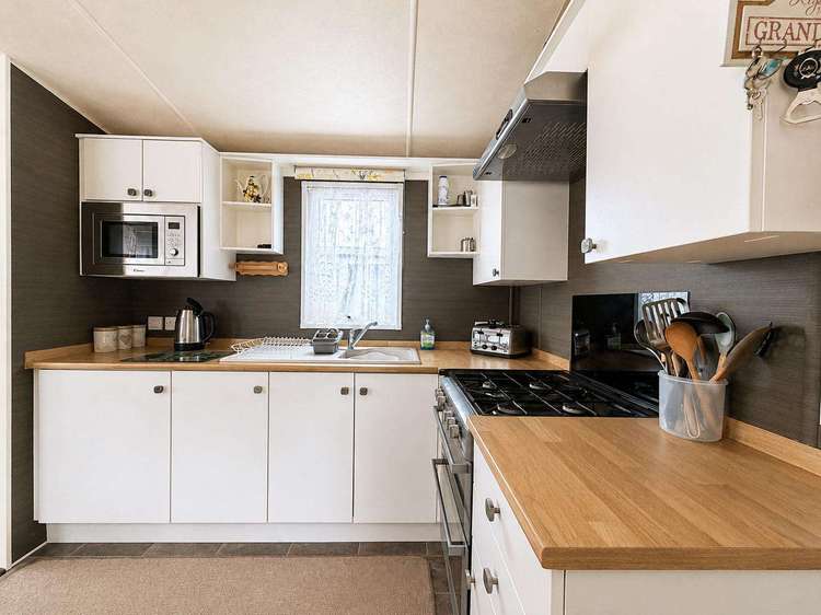 32026AZ⭐ – Azure Seas, 2 bed, 4 berth caravan with decking and partial seaview. Opal rated. Preview 5