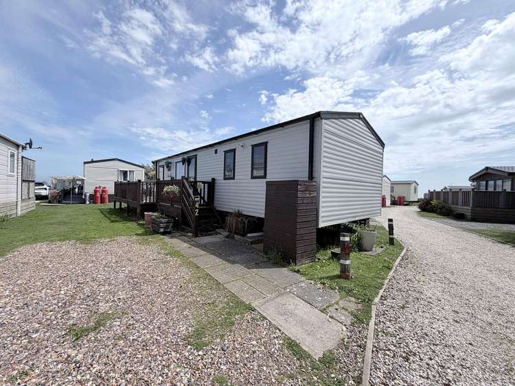 32042AZ⛱️ – Azure Seas, 2 bed, 6 berth caravan with decking and partial sea view. Opal rated. Preview 4