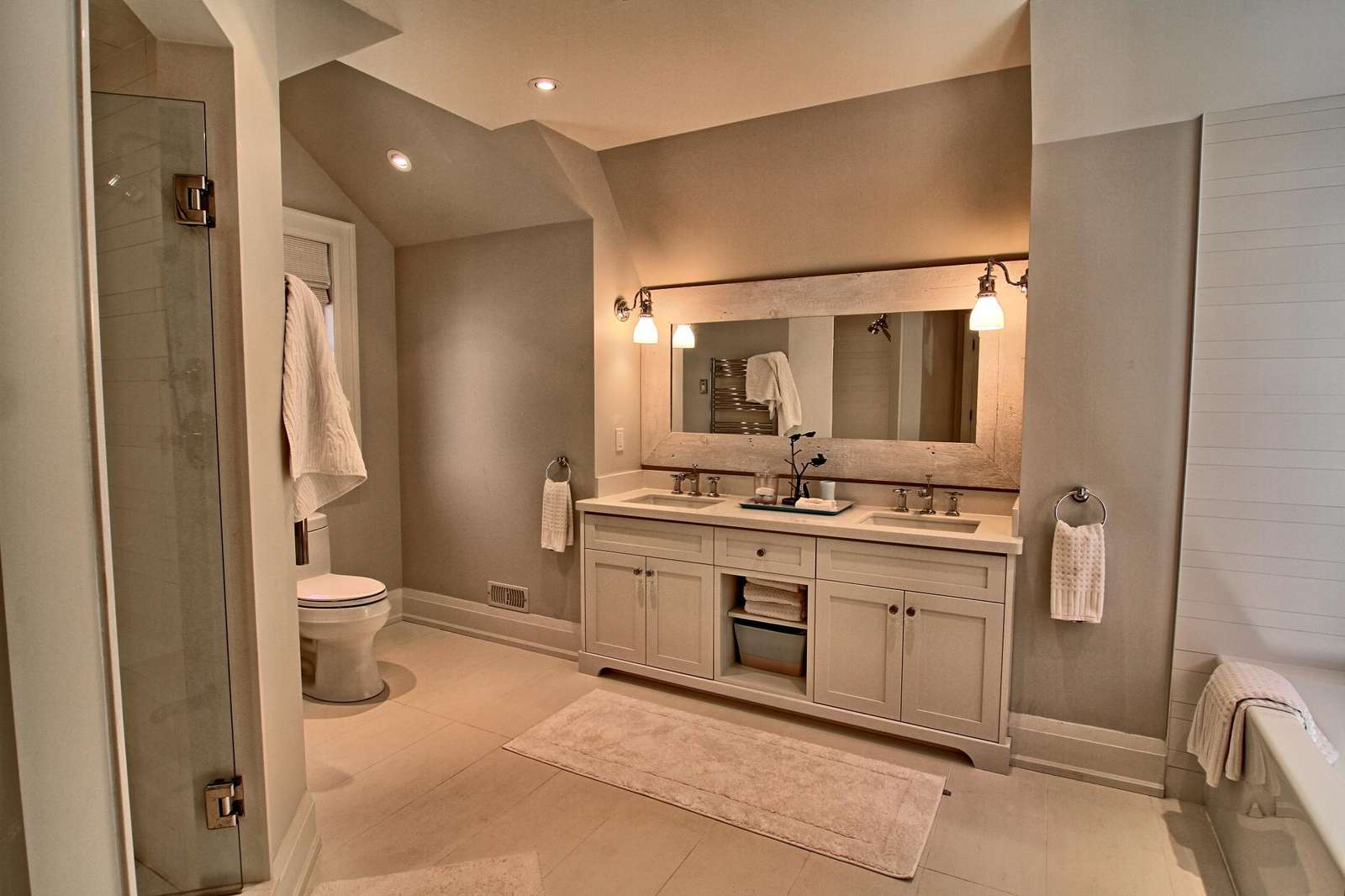Upper Level Bathroom #2