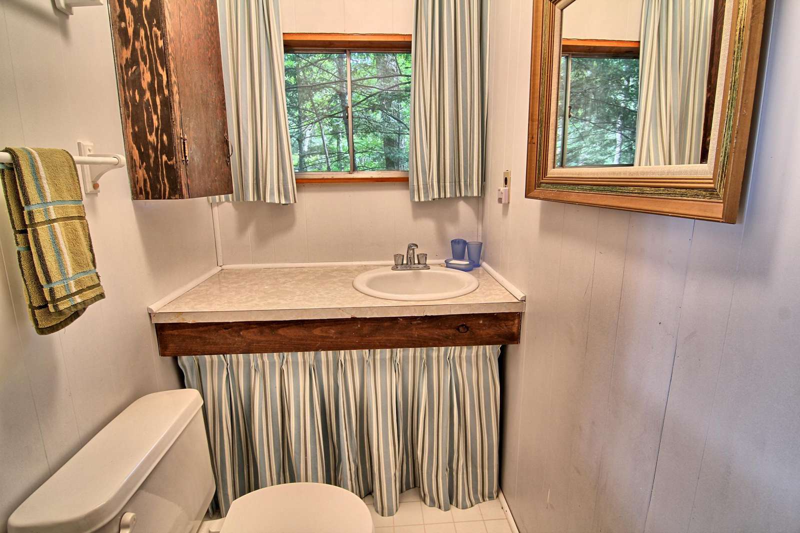Bunkie Powder Room