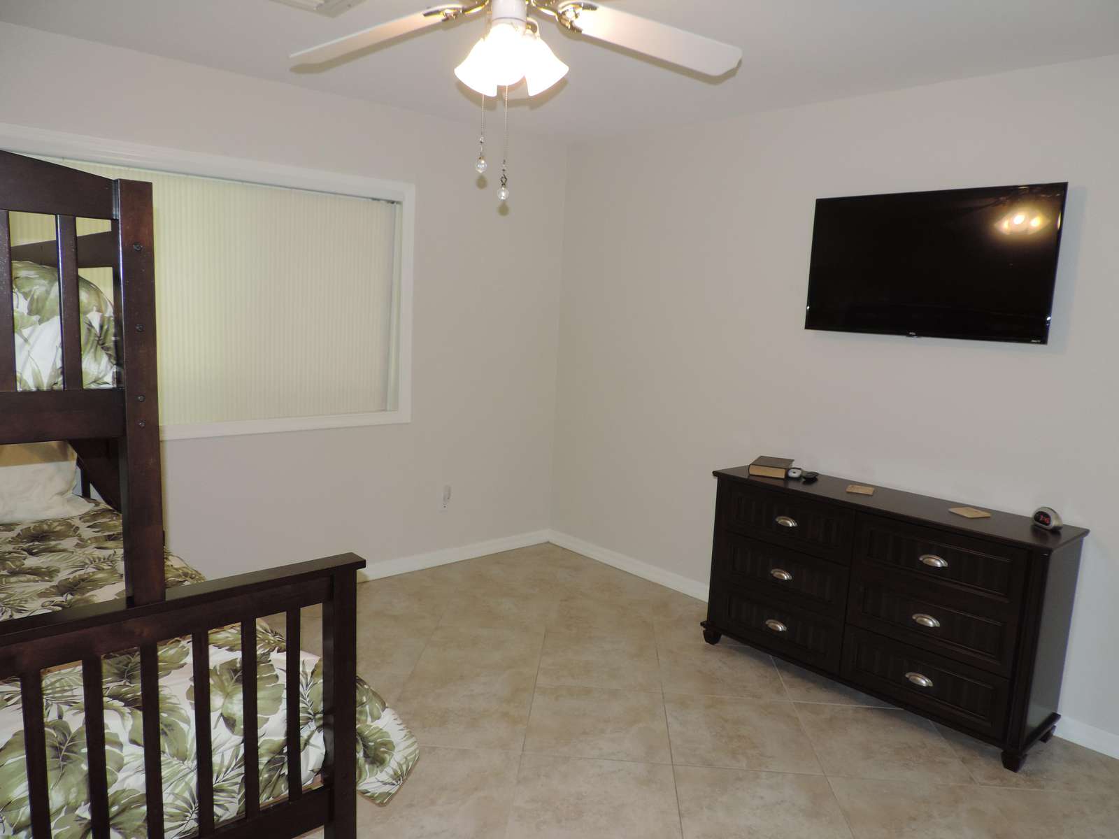 Guest room 2 with extra floor space & TV