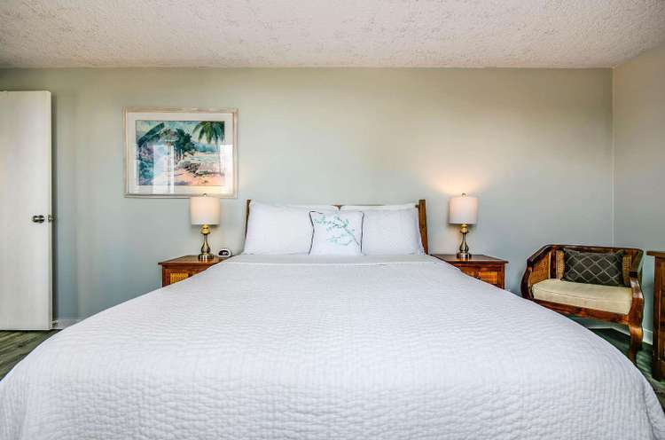 Diamond Head 602 Spacious Queen Bedroom Suite Preview 0