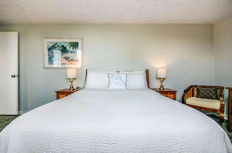 Diamond Head 602 Spacious Queen Bedroom Suite Preview 0