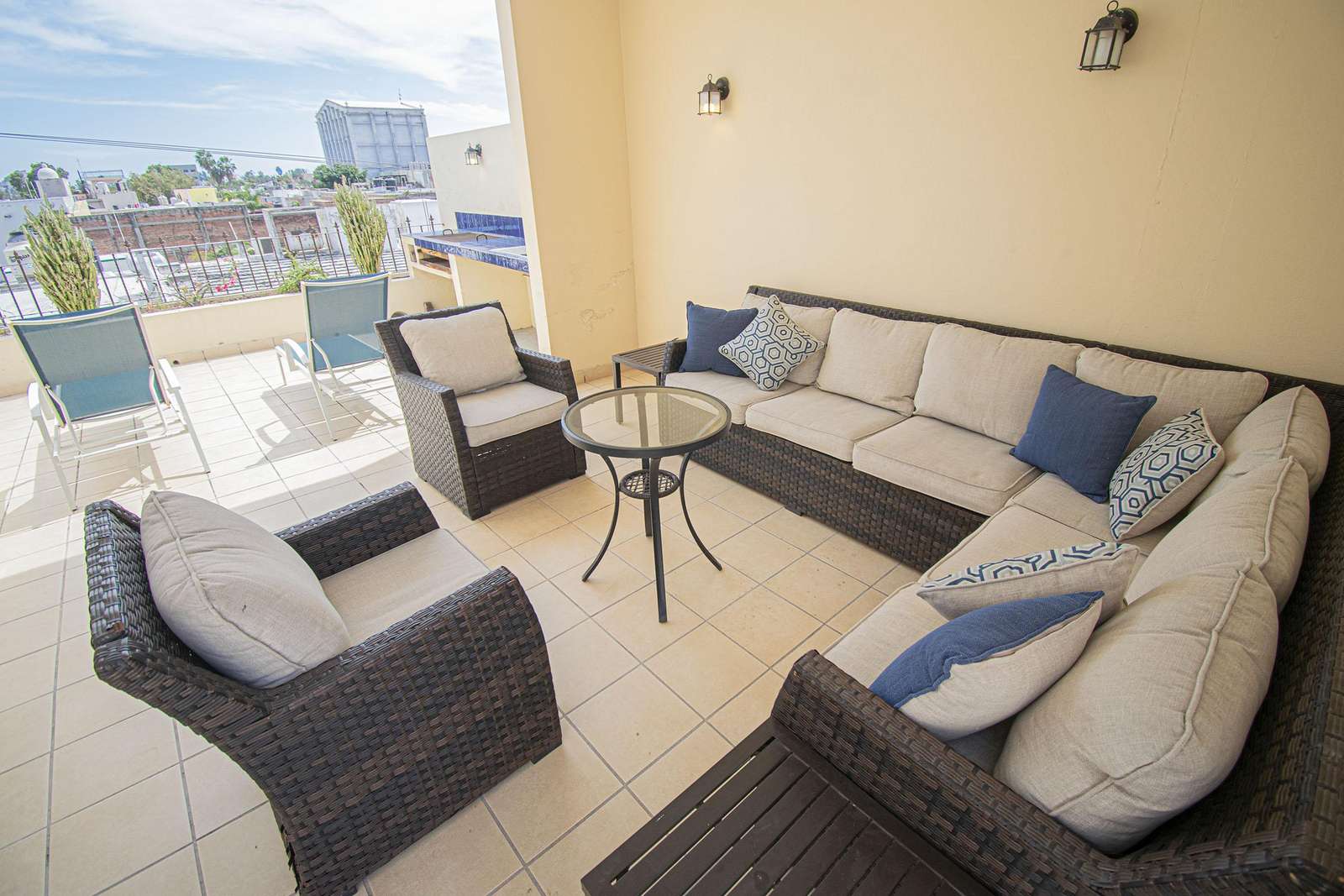 Roof Top Patio Space with City Views - property