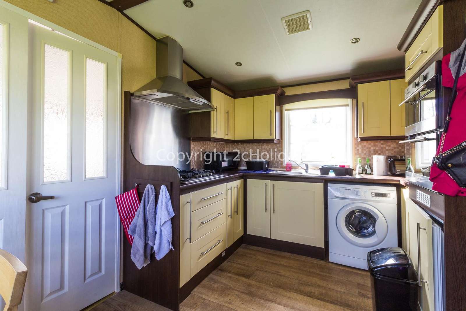 Spacious kitchen with a washing machine!