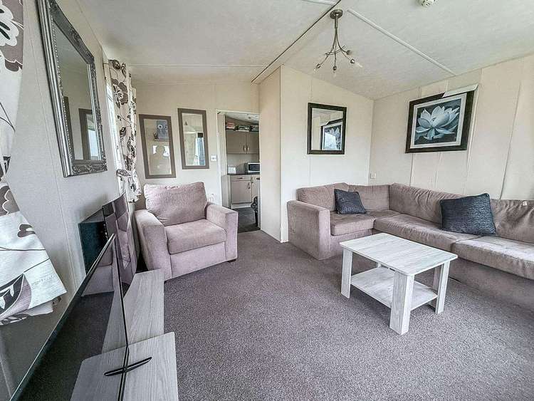 50026M⭐ – Magpie, 3 bed, 8 berth caravan with decking, D/G & C/H. Opal Rated. Preview 5