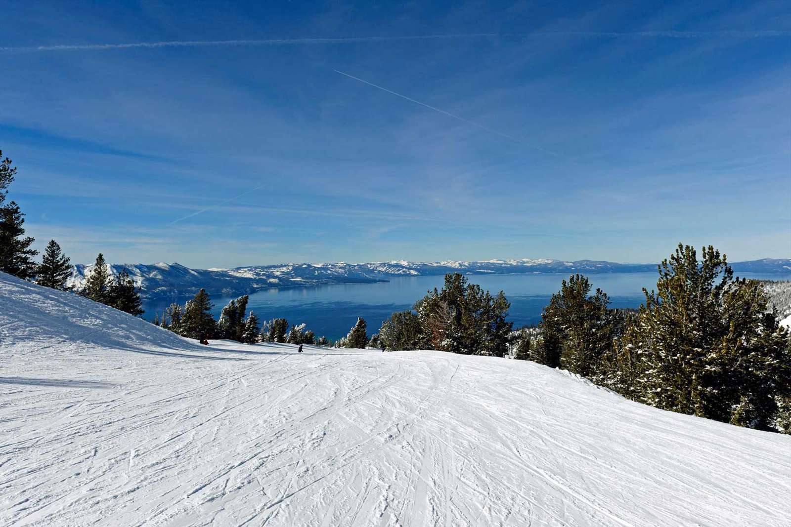 Skiing a Lake Tahoe