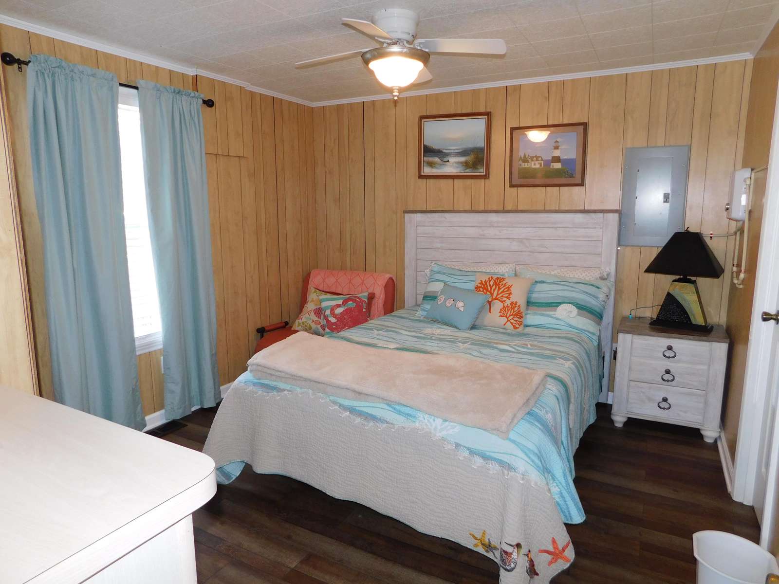 Bedroom. 1 Queen Bed