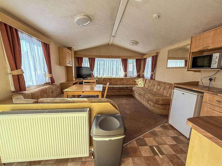 13011L⛱️ – Lees Caravan, 2 bed, 6 berth caravan with side decking. Ruby rated. Preview 4
