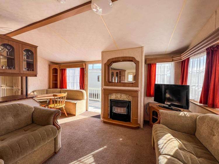13013L⛱️ – Lee’s Caravan, 3 bed, 6 berth caravan with decking to the side. Ruby rated. Preview 4