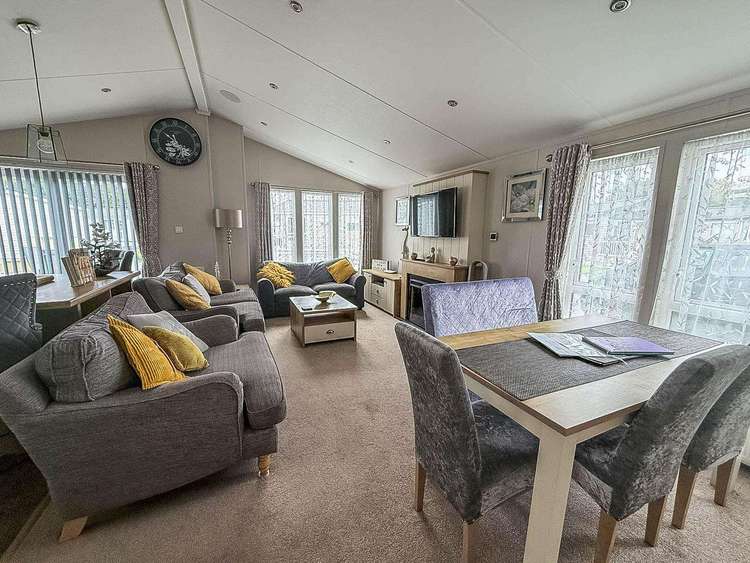 20033CV⛱️ – Church View area, 3 bed, 8 berth lodge with decking. Platinum-Deluxe rated. Preview 4