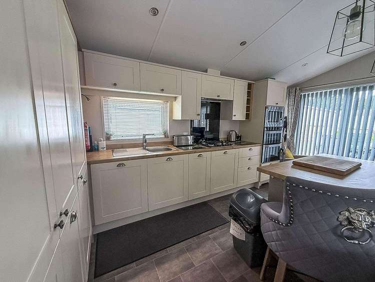20033CV⛱️ – Church View area, 3 bed, 8 berth lodge with decking. Platinum-Deluxe rated. Preview 5