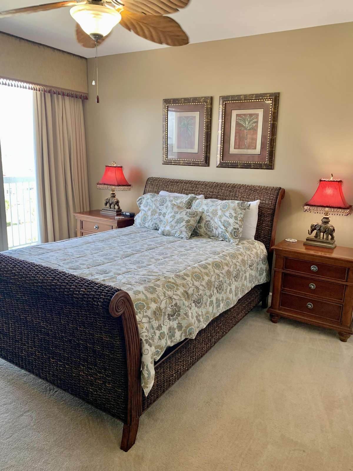 Second bedroom with queen bed