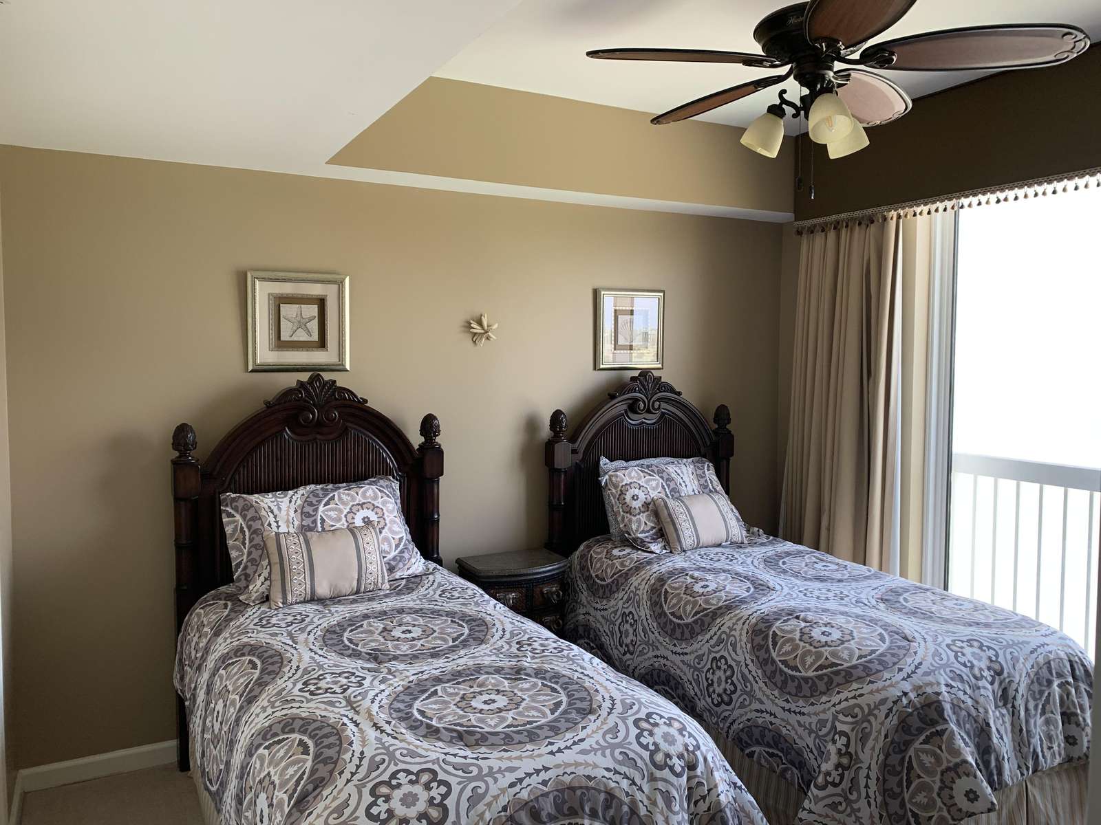 Third bedroom with two twin beds