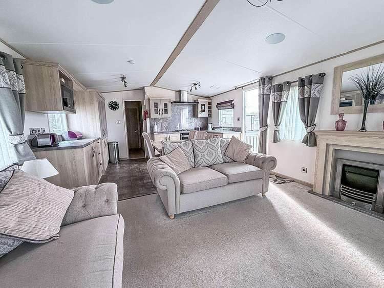 23018K⛱️ – Kensington area, 2 bed, 6 berth lodge with decking, D/G & C/H. Platinum-Deluxe rated. Preview 4