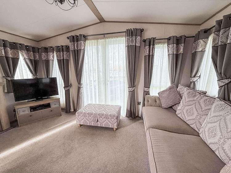 23018K⛱️ – Kensington area, 2 bed, 6 berth lodge with decking, D/G & C/H. Platinum-Deluxe rated. Preview 5