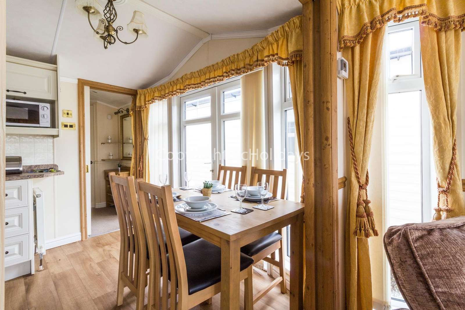 A spacious dining area, great for family time!