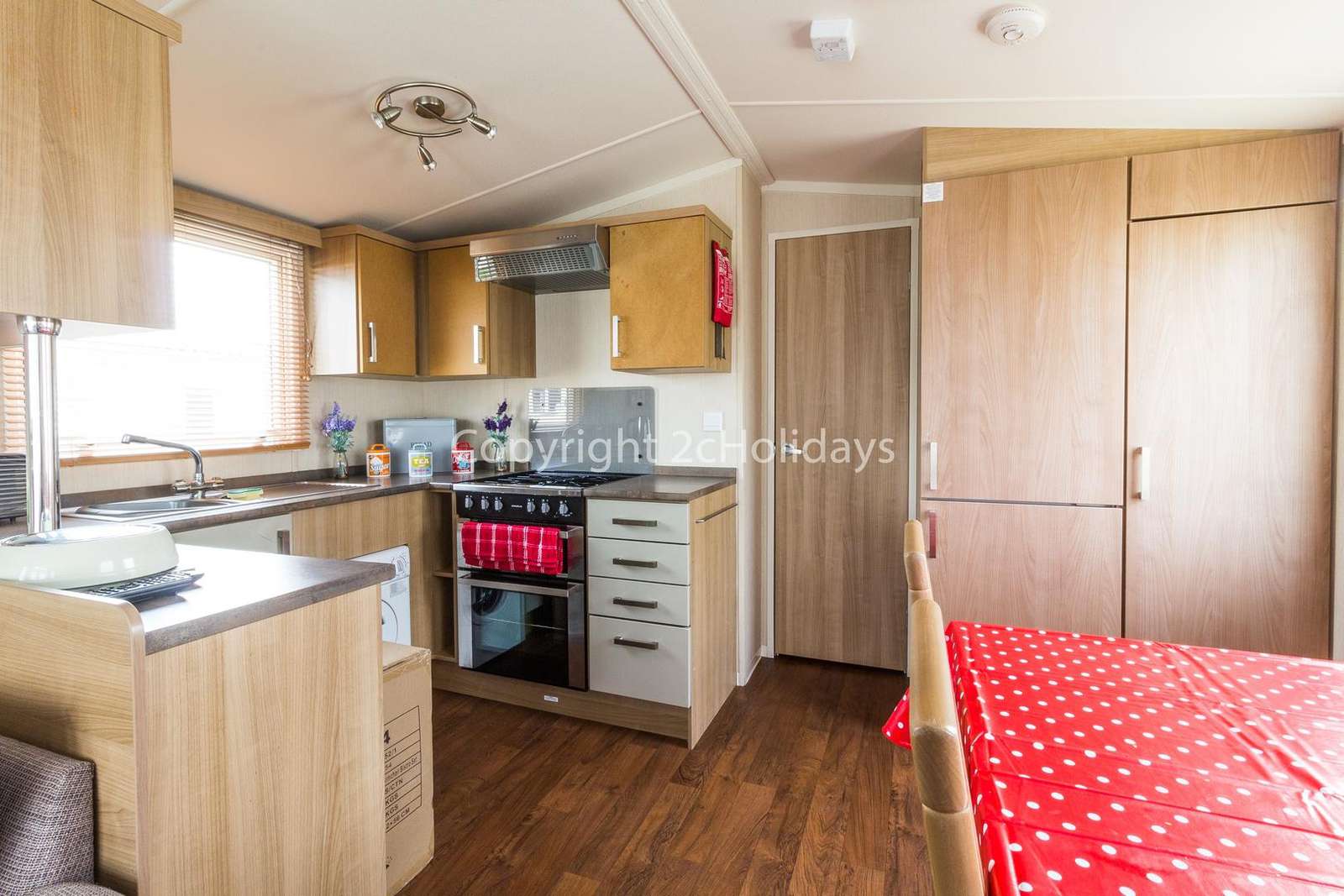 A fully equipped kitchen with a washing machine! P perfect for self-catering holidays.
