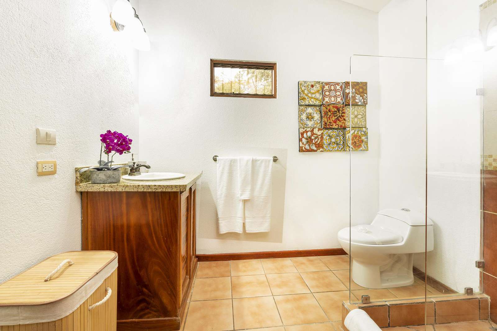 Spacious full bathroom, walk in shower, vanity area